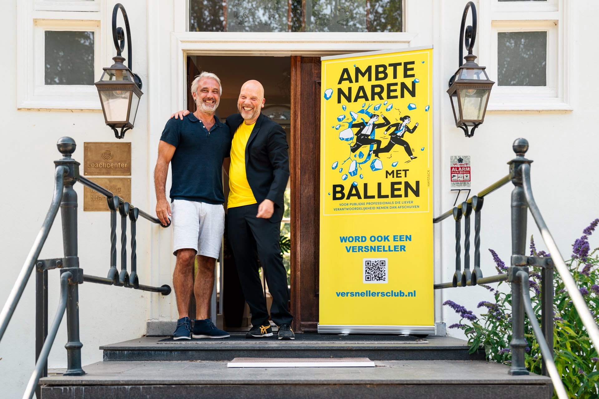 Wessel Tiessens bij de banner van Ambtenaren met Ballen tijdens de boeklancering
