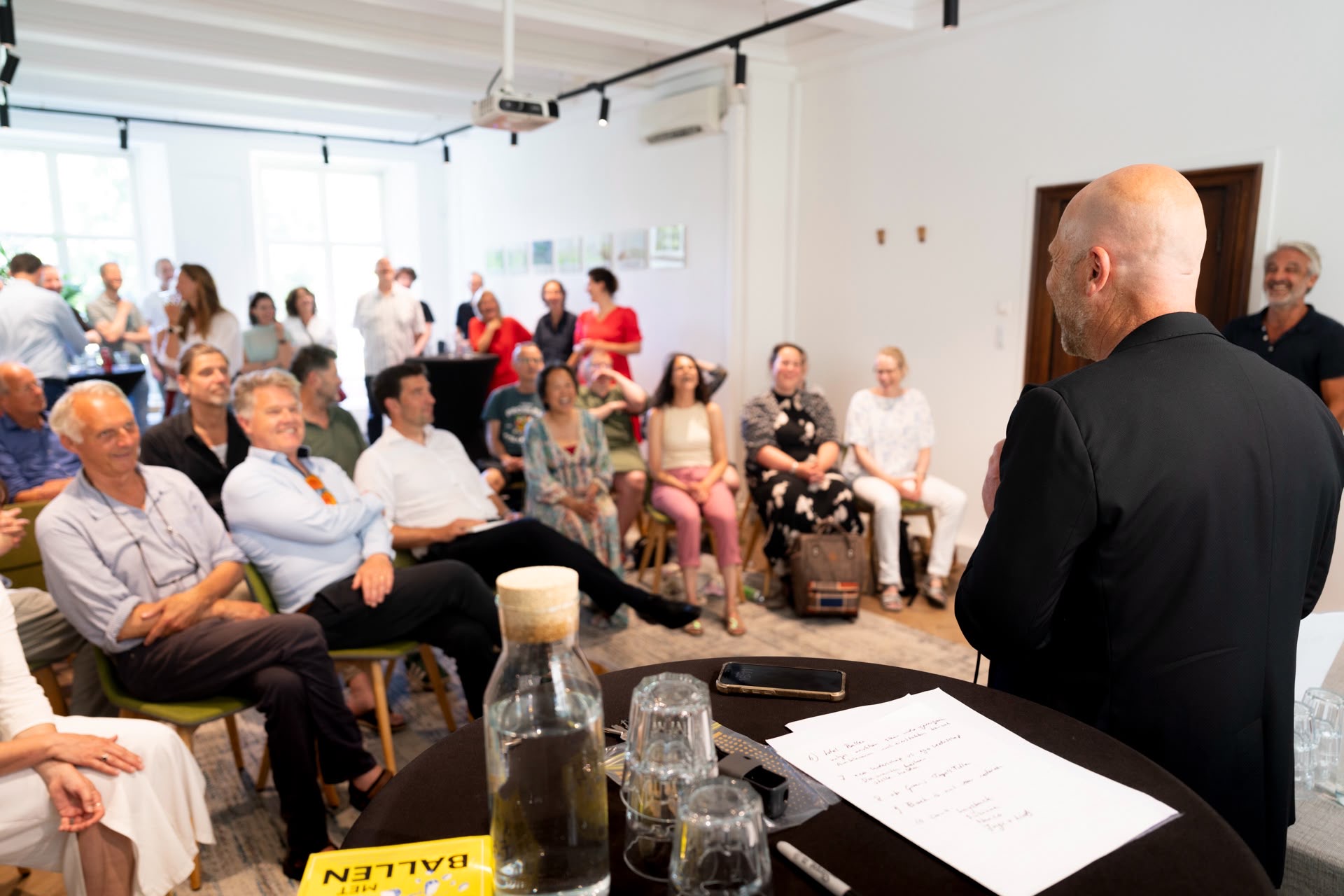 Wessel Tiessens spreekt voor een volle zaal tijdens de boeklancering