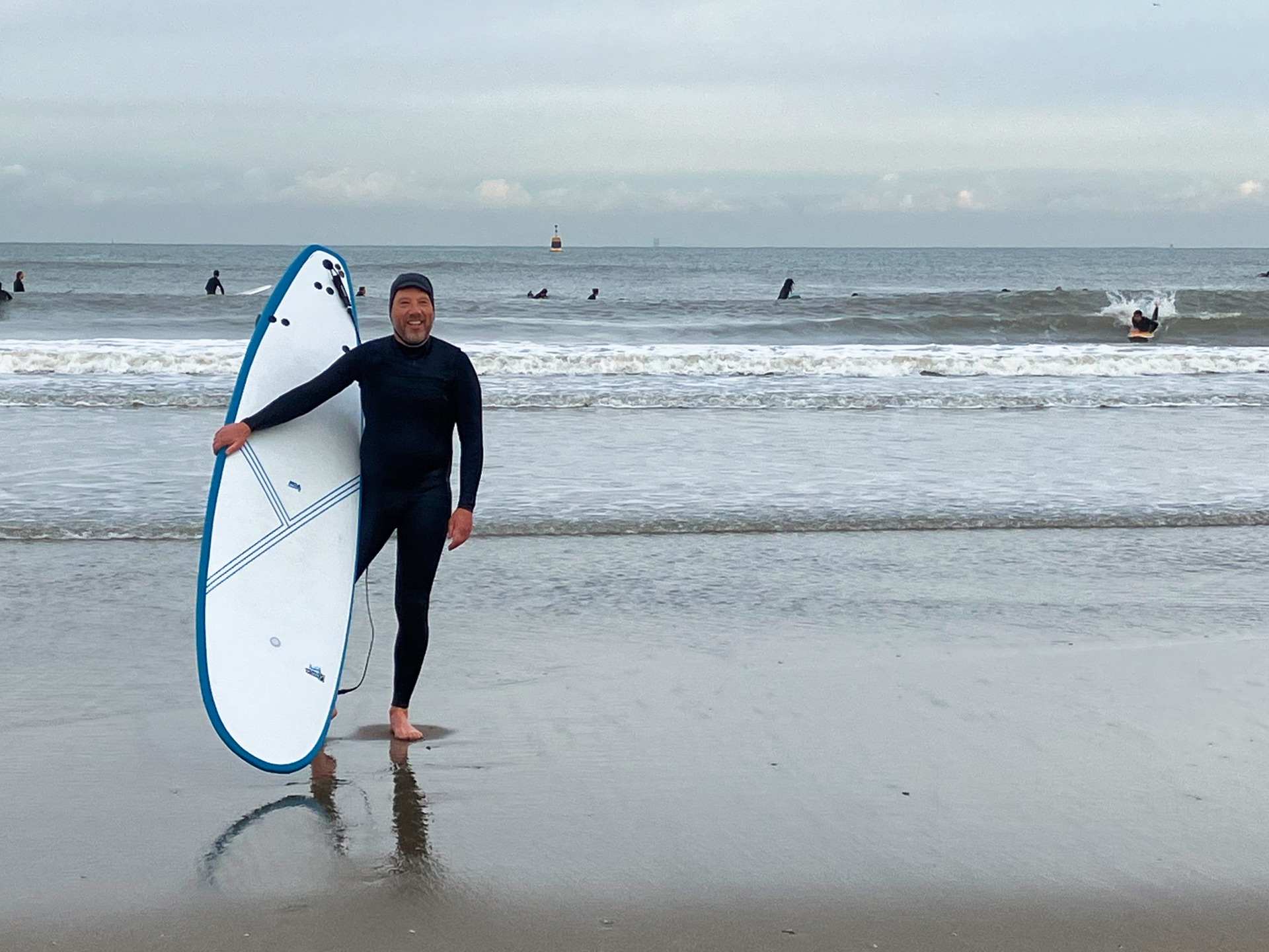 Wessel Tiessens met surfplank op het strand